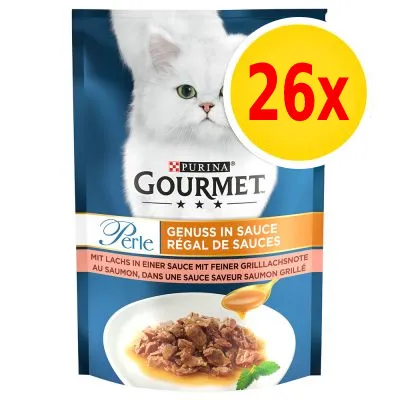 Purina Gourmet Perle kattmat, 26x portionspåsar. Genuss in Sauce, med lax i sås med grillad laxtouch. Bild på vit katt och tallrik med mat.