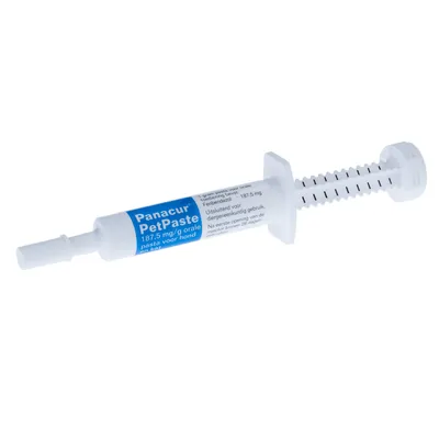 Panacur PetPaste 187,5 mg/g orale pasta voor hond en kat, spuit met zichtbare doseringsschaal. Uitsluitend voor diergeneeskundig gebruik staat op het etiket.