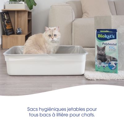 Biokat's Sacs hygiéniques XXL pour litière pour chat, chat assis dans une litière tapissée d’un sac. Emballage et mode d’emploi visibles.