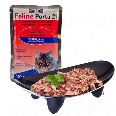 Feline Porta 21 macskaeledel tasakban: Ganzes Thunfischfleisch mit Rind in Gel, 100 g. Előtérben tálban látható a nedves eledel.