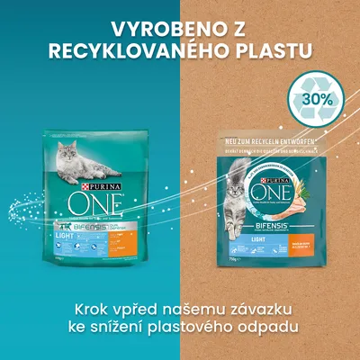 PURINA ONE Bifensis Light pre mačky, staré a nové balenie. Text: Vyrobené z recyklovaného plastu, 30 %. Krok vpred nášmu záväzku ke zníženiu plastového odpadu.