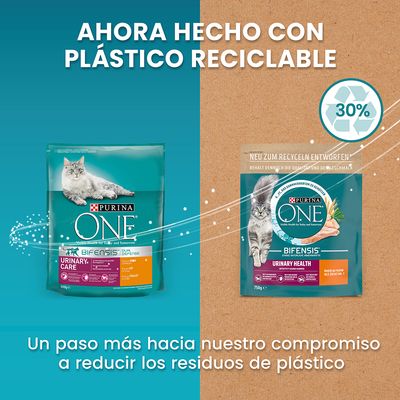 Purina ONE Bifensis Urinary Care y Urinary Health para gatos, ahora hecho con plástico reciclable. Texto: 30 % y 'Un paso más hacia nuestro compromiso a reducir los residuos de plástico'.