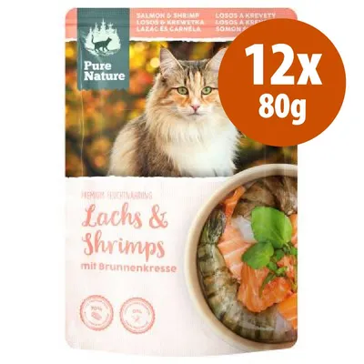 Pure Nature Lachs & Shrimps mit Brunnenkresse, confezione da 12x80g. Immagine di un gatto e ciotola con salmone e gamberetti. Testo in tedesco visibile sulla confezione. Pure Nature Lachs & Shrimps mit Brunnenkresse, confezione da 12x80g. Immagine di un gatto e ciotola con salmone e gamberetti. Testo in tedesco visibile sulla confezione.
