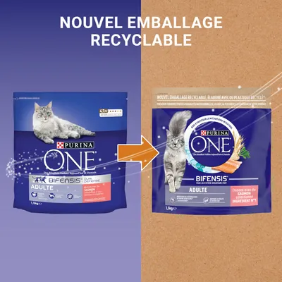 Vergleich des alten und neuen PURINA ONE Bifensis Adult Verpackungsdesigns mit Hinweis: neues recycelbares Verpackungsmaterial, hergestellt aus recyceltem Kunststoff.