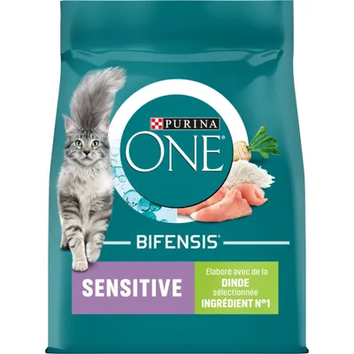 Purina ONE Bifensis Sensitive, élaboré avec de la dinde sélectionnée ingrédient n°1, image d’un chat et morceaux de dinde sur l’emballage.