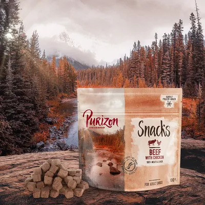 Purizon Snacks marhahússal és csirkével, 100% hús és máj, kíméletesen fagyasztva szárított, felnőtt kutyáknak. 100 g-os csomag természetes háttérrel.