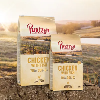 Purizon kuivaruoka aikuisille kissoille, maku Chicken with Fish. 70 % lihaa ja kalaa, 30 % vihanneksia, 0 % viljaa. Pakkauskoot: 2,5 kg ja isompi pakkaus näkyvissä.