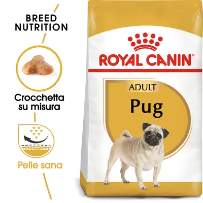 Confezione Royal Canin Adult Pug, immagine di un carlino, testo visibile: 'Crocchetta su misura', 'Pelle sana', crocchetta sagomata e simbolo stilizzato. Confezione Royal Canin Adult Pug, immagine di un carlino, testo visibile: 'Crocchetta su misura', 'Pelle sana', crocchetta sagomata e simbolo stilizzato.