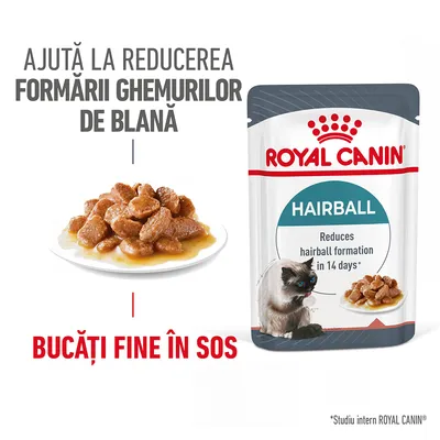 Plic Royal Canin Hairball, bucăți fine în sos. Text: Ajută la reducerea formării ghemurilor de blană. Imagine cu mâncare pentru pisici și o pisică.