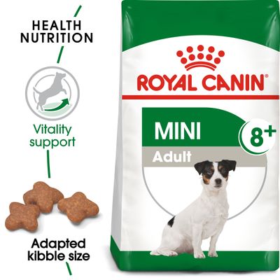 Корм Royal Canin MINI Adult 8+, изображение собаки, надписи: Health Nutrition, Vitality support, Adapted kibble size. Видны гранулы корма.