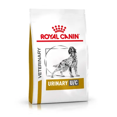 Zak Royal Canin Veterinary Urinary U/C hondenvoer, witte verpakking met afbeelding van hond en tekst 'VETERINARY' en 'URINARY U/C' zichtbaar op de voorkant. Zak Royal Canin Veterinary Urinary U/C hondenvoer, witte verpakking met afbeelding van hond en tekst 'VETERINARY' en 'URINARY U/C' zichtbaar op de voorkant.