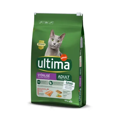 Sac de croquettes Ultima Stérilisé Adult 1–10 ans, saumon, 10 kg. Mentions visibles : défenses naturelles, sans colorants ni conservateurs, orge et céréales complètes, légumes.