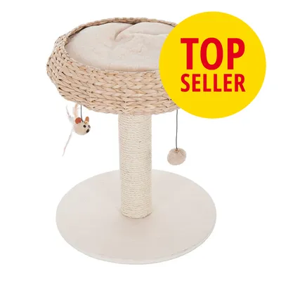 Kradsetræ med rund fletkurv, blød pude, sisalstamme og to hængende legetøj. Gul cirkel med rød tekst: TOP SELLER.