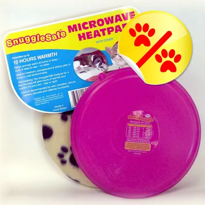 Bouillotte SnuggleSafe pour animaux, couvercle rose, texte visible : 'MICROWAVE HEATPAD', jusqu’à 10 heures de chaleur, adapté micro-ondes, avec housse à taches noires. Marque SnuggleSafe. Bouillotte SnuggleSafe pour animaux, couvercle rose, texte visible : 'MICROWAVE HEATPAD', jusqu’à 10 heures de chaleur, adapté micro-ondes, avec housse à taches noires. Marque SnuggleSafe.