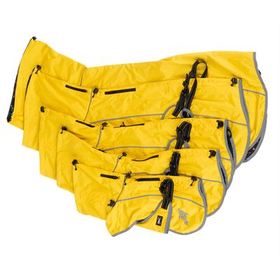 Żółte płaszcze dla psów w różnych rozmiarach z odblaskowymi paskami i regulowanymi paskami, odpowiednie na aktywności na zewnątrz.