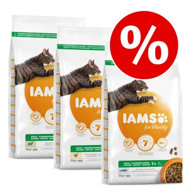 Kolme IAMS for Vitality Adult -kuivaruokapussia kissoille, 3 kg, pakkauksissa näkyy raitakissa ja oranssi ympyrä. Suuri punainen prosenttimerkki alennuksesta.