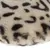 Close-up van een zachte, beige stof met zwart luipaardpatroon.