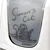 Ilustrație Simon’s Cat pe o suprafață transparentă, pisica citește un ziar. Numele mărcii și stilul de benzi desenate vizibile.