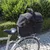 Schwarze Fahrrad-Tiertransporttasche mit Netzabdeckung, befestigt am Gepäckträger eines Fahrrads. Geeignet für kleine Tiere, sichtbar durch die Netzabdeckung.