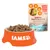 Barquette IAMS Naturally pour chat, saumon de l’Atlantique Nord en sauce, 85 g. Gamelle orange IAMS remplie de morceaux en sauce devant l’emballage.