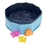 Piscina pieghevole blu per pet con acqua, tre giochi a forma di pesce viola, stella marina gialla e polpo arancione in spugna visibili davanti alla piscina.