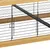 Cornice in legno con pareti a griglia metallica e rampa nera, adatta per recinti o gabbie.