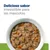 Texto: Delicioso sabor irresistible para las mascotas. Plato blanco con comida húmeda, trozos de carne, zanahoria y guisantes visibles.