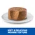 Puha, mousse állagú nedves állateledel fehér tányéron. Az alsó sávban angol szöveg: SOFT & DELICIOUS MOUSSE TEXTURE.
