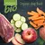 Zooplus Bio. Organic dog food mit Zutaten: frisches Fleisch, Zucchini, Süsskartoffeln, Apfel und Petersilie.