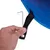 Hand zeigt, wie ein Metallhaken durch eine schwarze Schlaufe am blauen Material geführt wird. Demonstration der Befestigungsmethode.