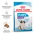 Royal Canin Puppy Giant 2-8 months. Starke körpereigene Abwehrkräfte, intensives Wachstum, kontrollierter Energiegehalt, angepasste Krokettengrösse. Verpackung mit Hundebild.