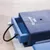 Giocattolo blu con la scritta 'DOG Activity', cassetto con cordino nero per estrarre.