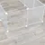 Enclos modulable pour petits animaux, panneaux en plastique opaque et grille métallique blanche avec porte ouverte au sol, assemblage par connecteurs blancs visibles.