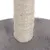 Rascador de sisal con base de alfombra gris, vista detallada de los materiales.