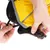 Dimostrazione di come indossare un cappotto giallo per cani con passanti elastici da mettere sulle zampe posteriori.