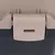Close-up van een beige-grijs kunststof sluitsysteem dat twee delen van een transportbox verbindt.