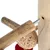 Vista dettagliata di un gioco in legno con connessione a vite e palla intrecciata in materiali naturali.