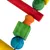 Jouet pour animaux en bois coloré avec perles, cubes et bâtonnets rouges, verts, jaunes, bleus et orange visibles.