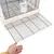 Cage en bois et métal avec porte grillagée ouverte, main tenant la grille, abreuvoir transparent fixé à l'intérieur.