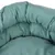 Close-up van een gevoerd, groen stoffen bed met een zacht oppervlak.
