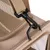 Détail d’une sangle beige avec mousqueton en plastique noir sur sac de transport en tissu et maille filet beige, fermeture éclair visible.