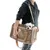 Sac de transport beige à mailles, porté en bandoulière par une personne, avec un petit chien blanc visible à l’intérieur. Poignées et sangle réglable apparentes.
