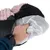 Hand zeigt das Herausnehmen eines herausnehmbaren Innenkissens aus einem schwarzen und rosa Haustierbett mit Reissverschluss.