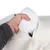 Una mano muestra cómo sacar un cojín interior blanco de una funda color crema con cremallera.