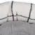 Close-up van een huisdierenbed met grijs, zacht oppervlak en witte stof met zwart ruitpatroon.