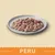 Prato branco com pedaços de comida húmida para animais em molho. Texto visível: PERU.