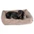 Hund liegt in einem beige gerippten Hundebett mit weicher Polsterung. Markenlogo K&K sichtbar an der Seite des Bettes.