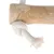 Barra de madera con cuerda de algodón anudada, adecuada para jugar o trepar.