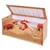 Holz-Nagerkäfig mit Plexiglasfront, rotem Zubehör, Einstreu, Futter- und Wassernapf, Spielturm mit Rampe und zwei Häuschen. Deckel aus Drahtgitter geöffnet.