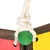 Spielzeug aus Karton mit rotem und gelbem Element, grüne Holzkugel und weisses Seil.